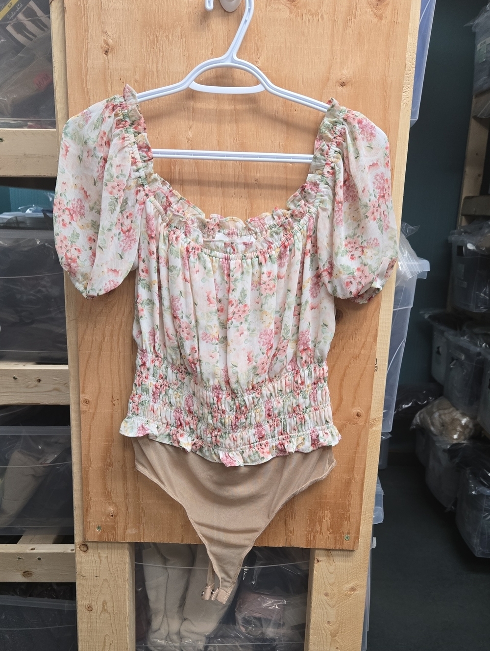 ASTR The Label Size M Cream Floral Print Ruffled Bodysuit